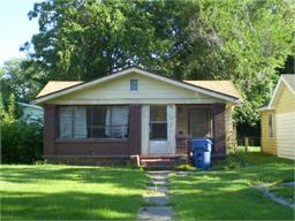 2416 Maple Ave in Terre Haute, IN - Building Photo