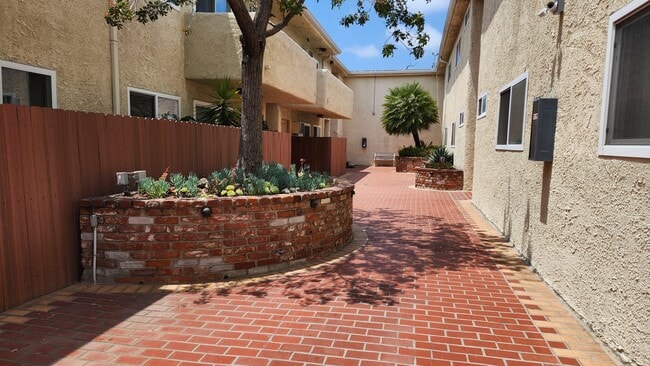 1525 S Saltair Ave in Los Angeles, CA - Foto de edificio - Building Photo