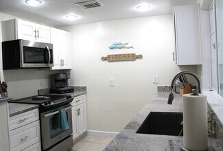 4464 E Riverside Dr in Ft. Myers, FL - Building Photo - Building Photo