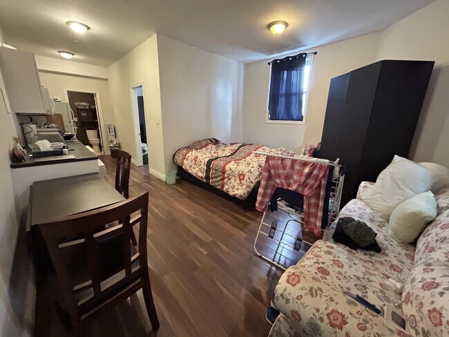 448 Ferguson Ave N in Hamilton, ON - Building Photo - Building Photo