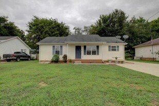 1808 Harbor Dr in Oak Grove, KY - Building Photo