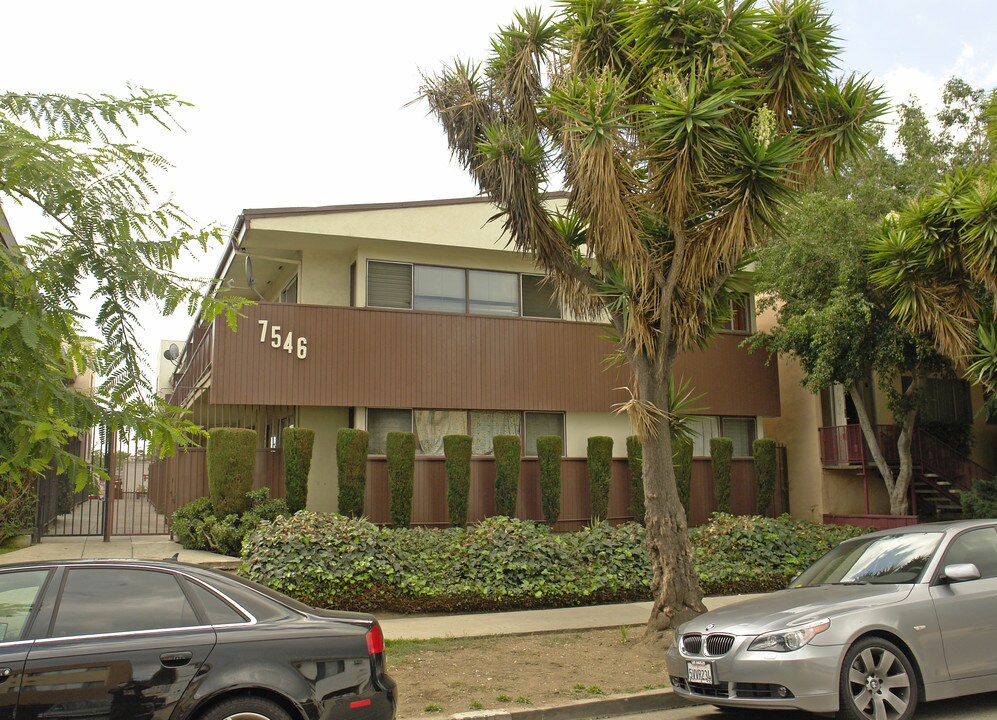 7546 Norton Ave in Los Angeles, CA - Building Photo