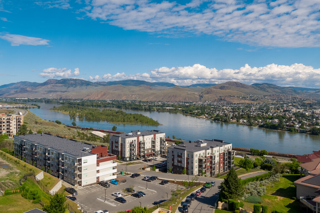 925 Victoria St W in Kamloops, BC - Building Photo