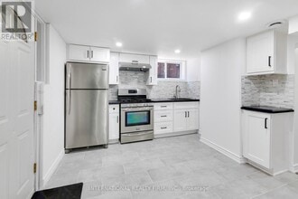 121 Prairie Dr in Toronto, ON - Building Photo - Building Photo