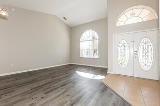 5514 Foxtail Ct in Wesley Chapel, FL - Foto de edificio - Building Photo