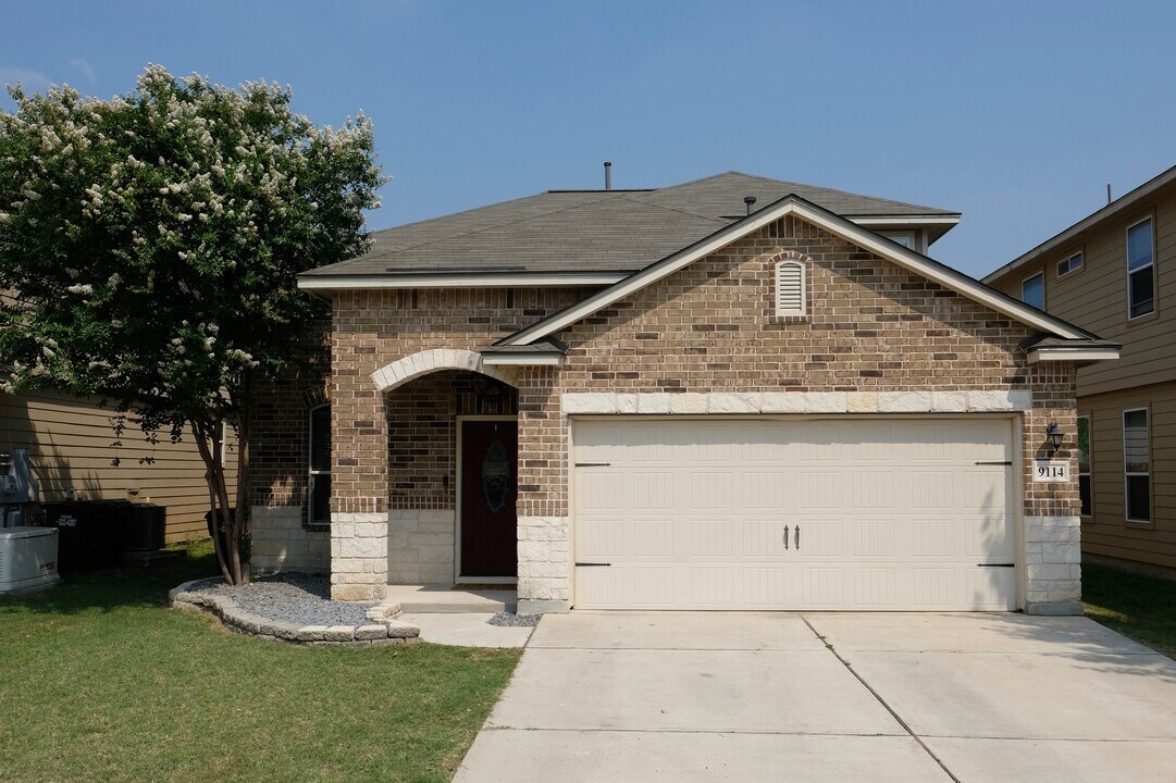9114 Bowen Br in San Antonio, TX - Building Photo