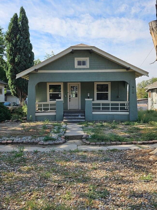 property at 910 E 11th St