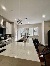555 E 5th St, Unit 1 in Boston, MA - Building Photo - Building Photo