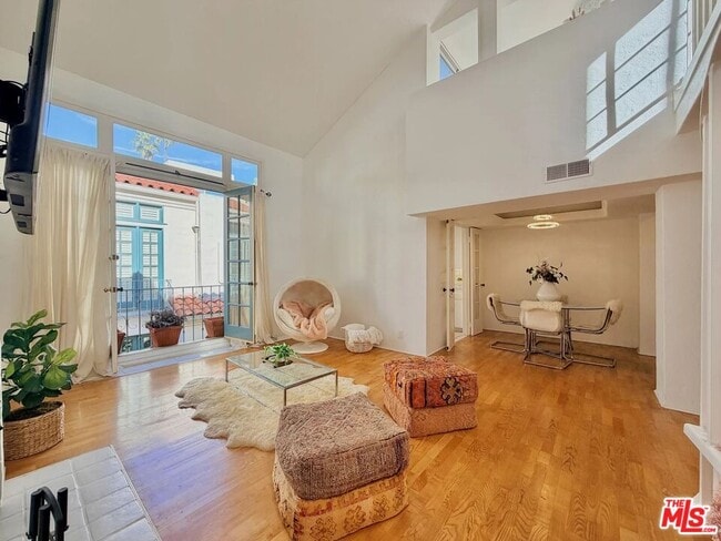 property at 1123 Flores St