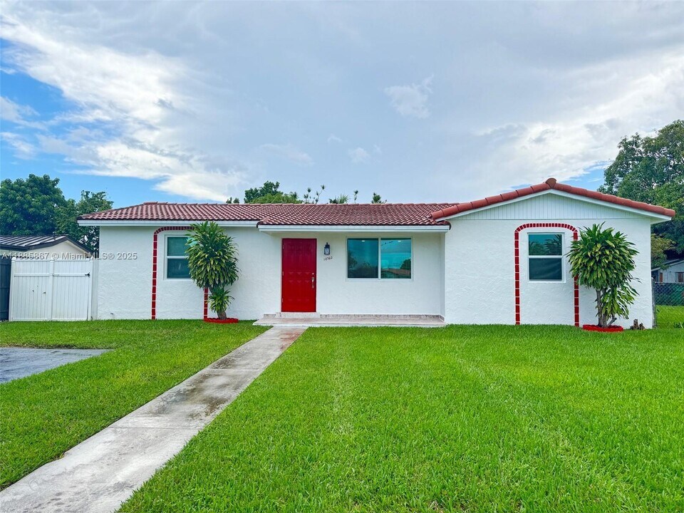 10760 SW 66th Dr in Miami, FL - Building Photo
