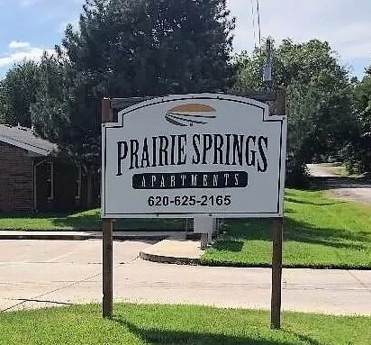 504 E Chellis St in Yates Center, KS - Building Photo