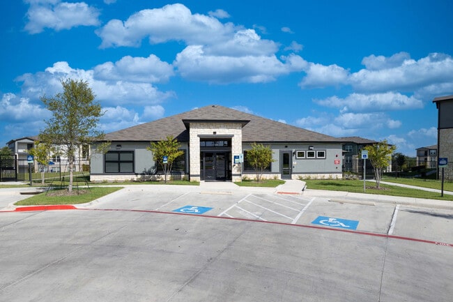 The Terrace at Highland Hills in Dallas, TX - Foto de edificio - Building Photo