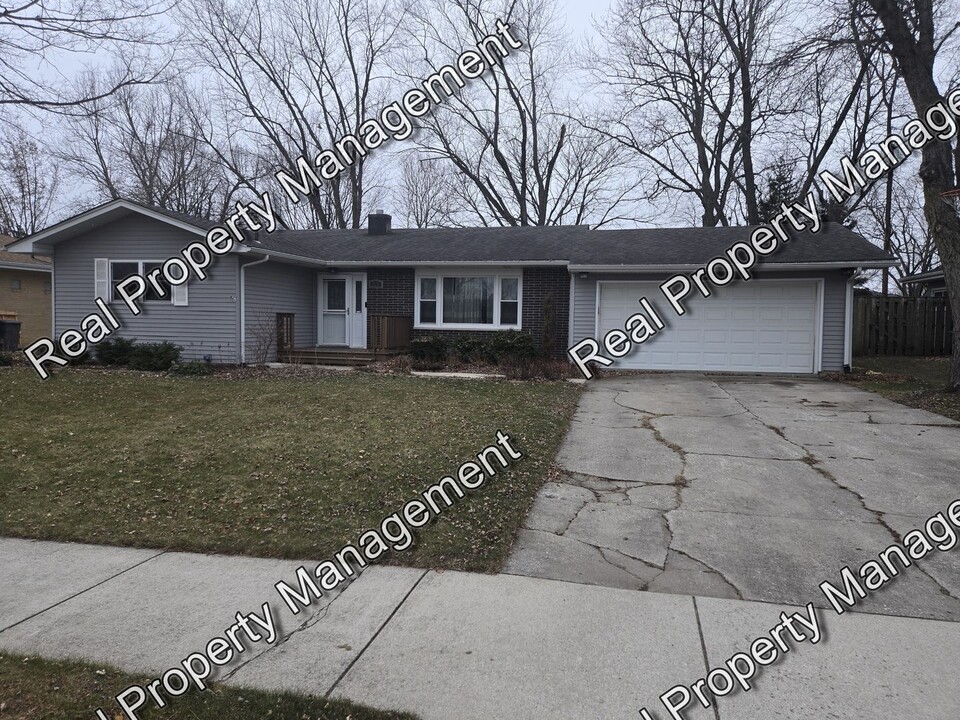 301 Magnolia Dr in Crown Point, IN - Building Photo