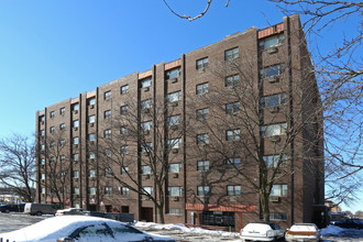 Cumberland Apartments in Chicago, IL - Building Photo - Building Photo