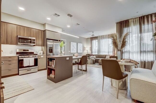 Griffis Platinum Triangle in Anaheim, CA - Foto de edificio - Building Photo