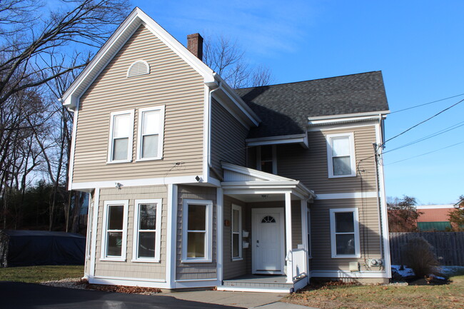 25 King St, Unit 1 in Franklin, MA - Foto de edificio - Building Photo