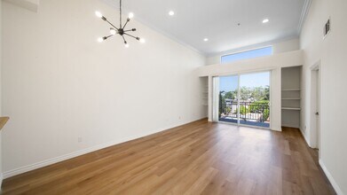 THE OAK, LLC in Los Angeles, CA - Building Photo - Interior Photo