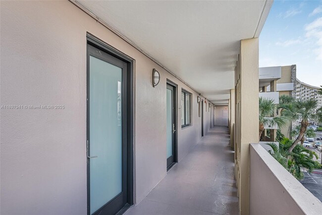 301 Golden Isles Dr in Hallandale Beach, FL - Building Photo - Building Photo