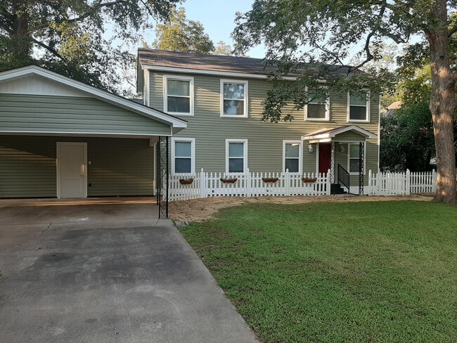 property at 505 W Crockett St