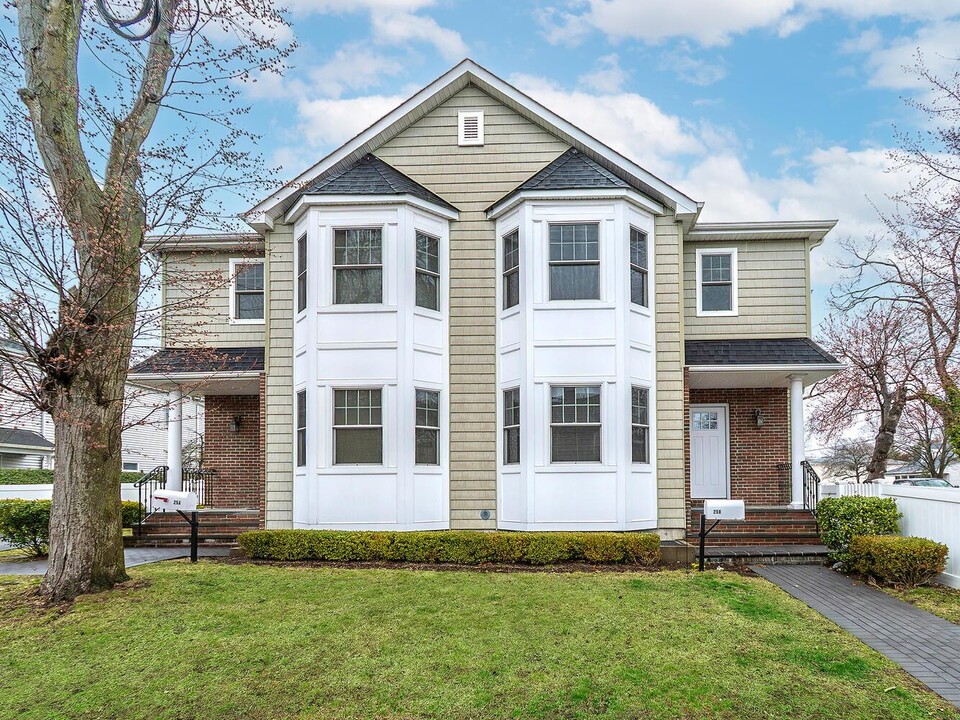 25 Corchaug Ave in Port Washington, NY - Building Photo