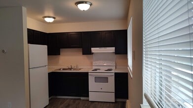 Eastknoll Apartments in Davison, MI - Building Photo - Interior Photo