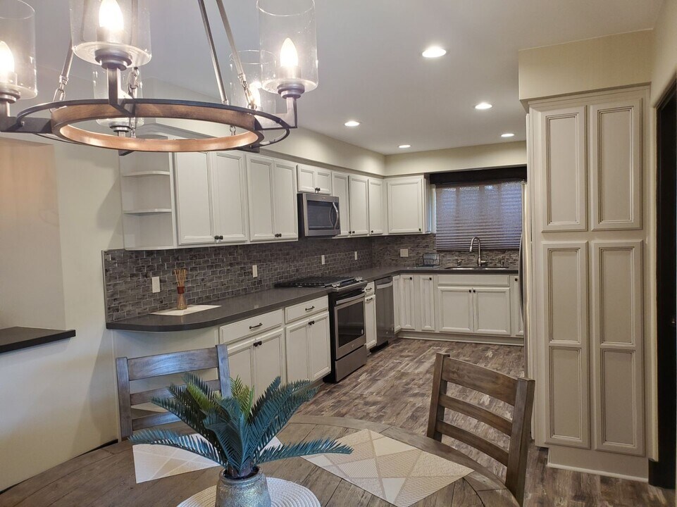5237 Topanga Canyon Blvd-Unit -5237 Topanga Canyon Down Stairs Unit in Los Angeles, CA - Building Photo