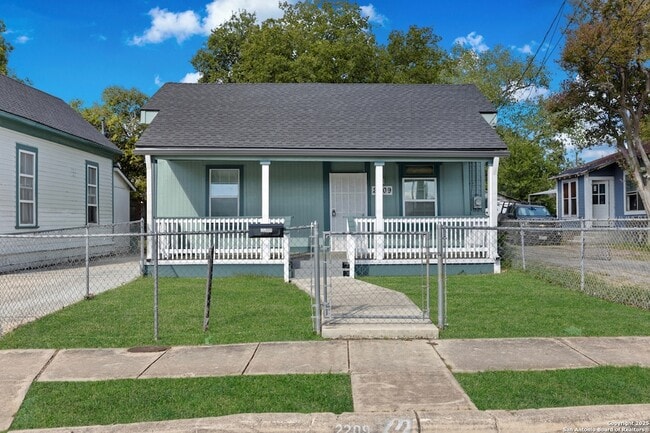 2209 N Flores St in San Antonio, TX - Foto de edificio - Building Photo