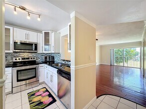 8740 N Sherman Cir in Miramar, FL - Building Photo - Building Photo