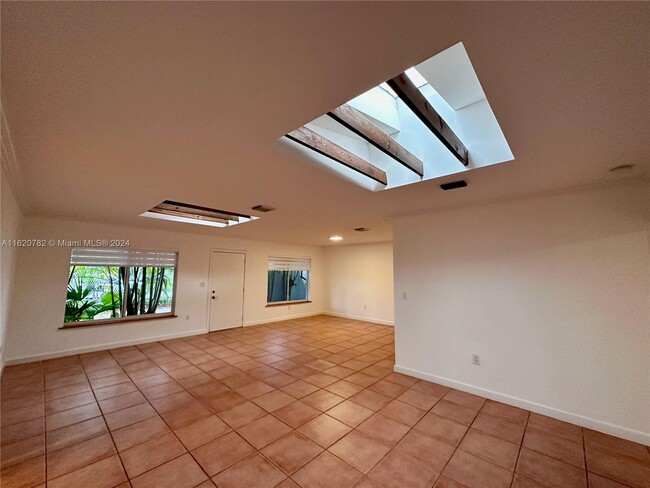 365 Hampton Ln in Key Biscayne, FL - Building Photo - Building Photo