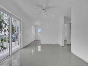 300 NW 7th Ave in Miami, FL - Building Photo - Interior Photo