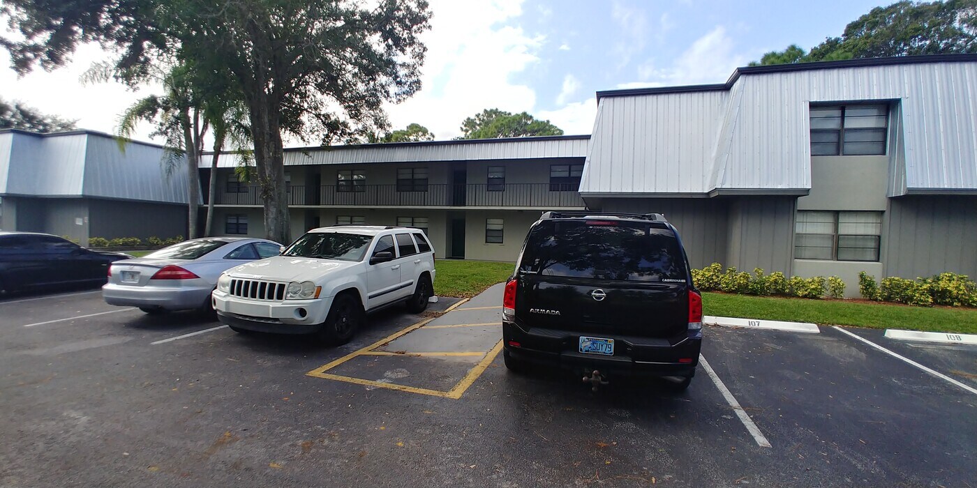 2517 S 17th St, Unit 105 in Fort Pierce, FL - Building Photo