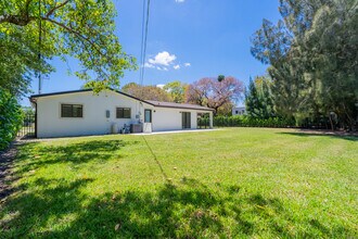 255 Grant Dr in Coral Gables, FL - Foto de edificio - Building Photo
