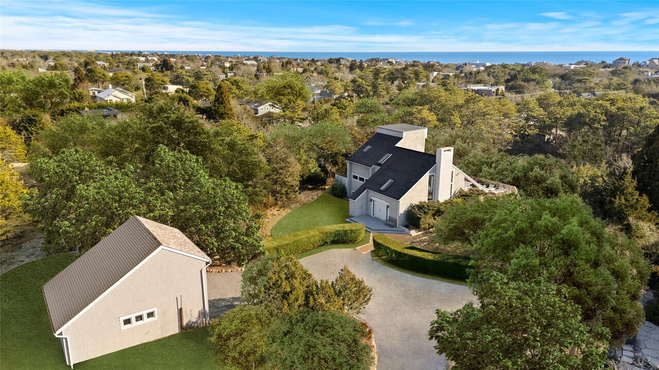 61 Seabreeze Ln in Amagansett, NY - Building Photo