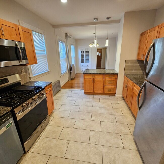 384 Washington St, Unit 1 in Cambridge, MA - Foto de edificio - Building Photo