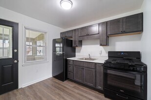 43 Midland Heights Cir in Midland, PA - Building Photo