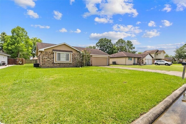 128 Dallas St in Angleton, TX - Building Photo - Building Photo