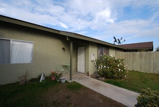 6104 Stine Rd in Bakersfield, CA - Foto de edificio - Building Photo