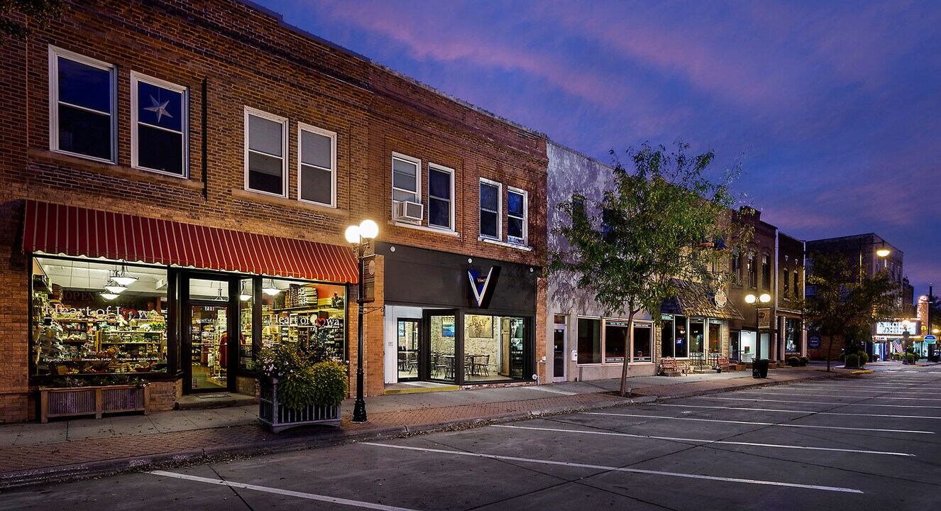 209 5th St in West Des Moines, IA - Building Photo