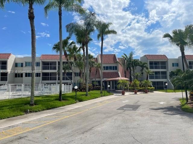 120 Lakeview Dr, Unit 303 in Weston, FL - Building Photo