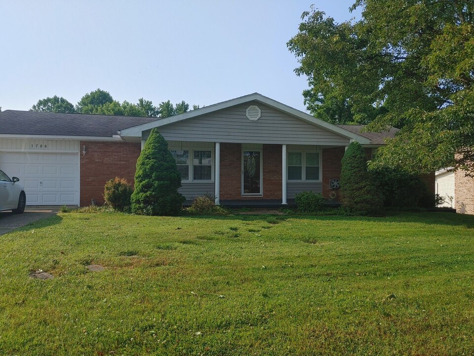 1706 Forest Hills Dr in Vienna, WV - Building Photo