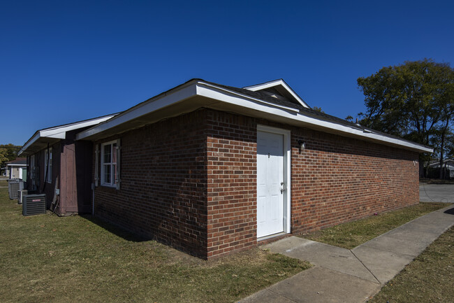 Redstone Garden Apartments in Huntsville, AL - Foto de edificio - Building Photo