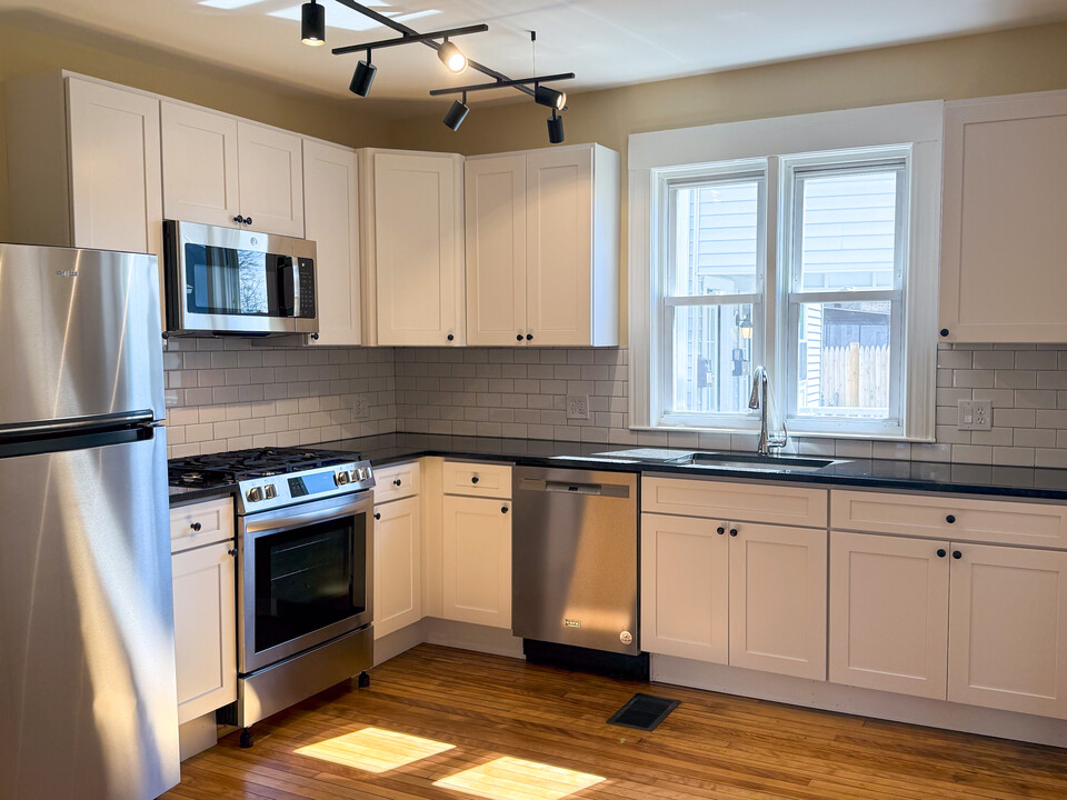 11 Aubin St, Unit 1F in Amesbury, MA - Foto de edificio