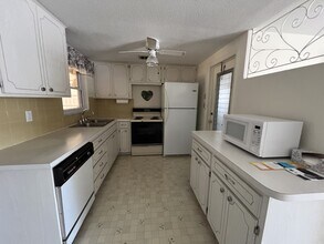 10802 Laburnum Dr in Port Richey, FL - Building Photo - Building Photo