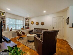 1608 W Abingdon Dr in Alexandria, VA - Building Photo - Building Photo