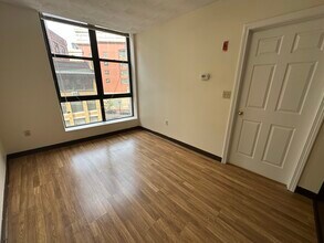 76 Essex St, Unit 7 in Boston, MA - Foto de edificio - Building Photo