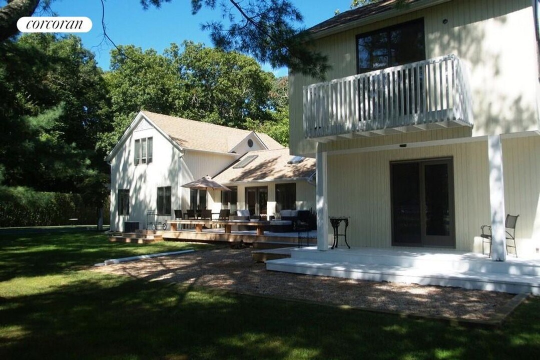 185 Oakview Hwy in East Hampton, NY - Building Photo