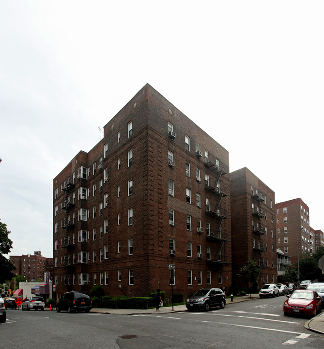 65-41 Saunders St in Rego Park, NY - Foto de edificio