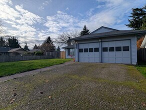 3055 Kentwood Dr in Eugene, OR - Building Photo - Building Photo