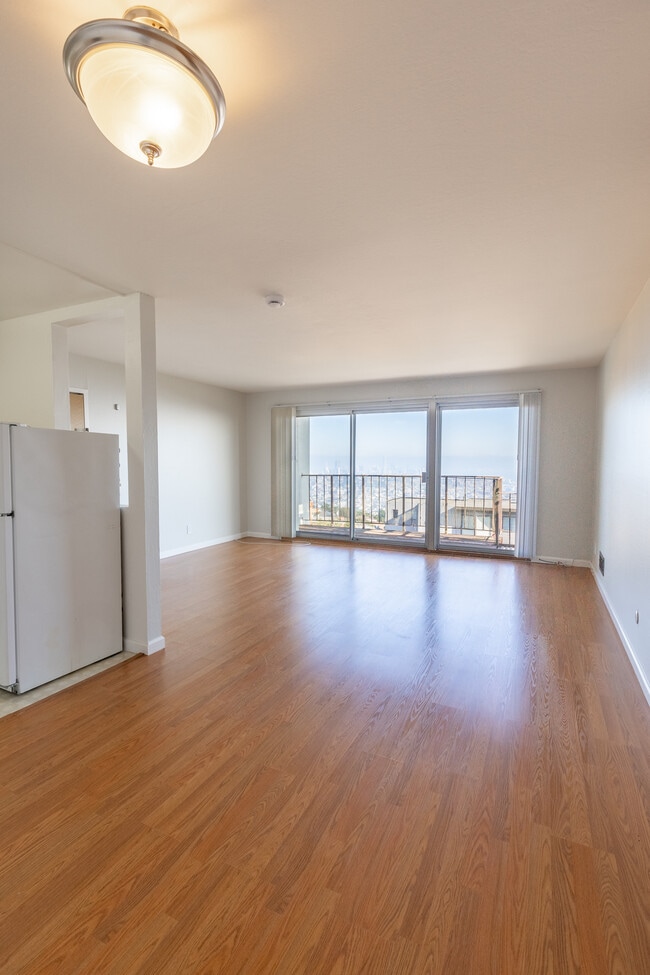 96 Crestline in San Francisco, CA - Foto de edificio - Building Photo