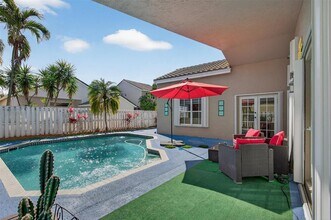 1005 Cedar Falls Dr in Weston, FL - Building Photo - Building Photo